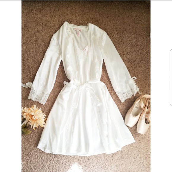 Oscar de la Renta Other - Oscar de la renta silk robe/slip